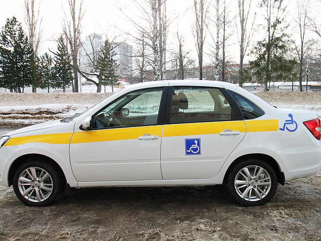 Автомобиль для инвалидов с ручным управлением на базе Lada Granta