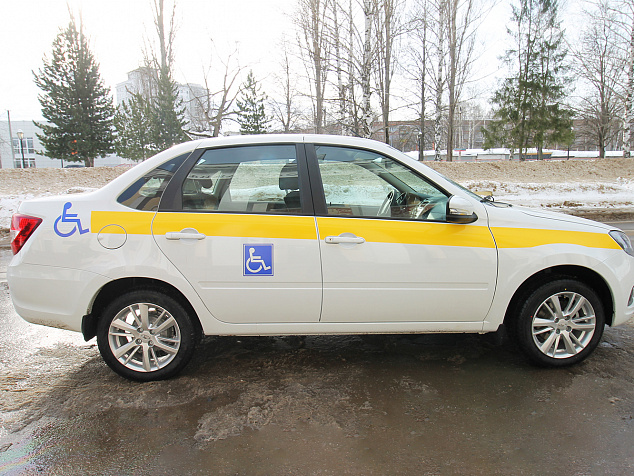 Автомобиль для инвалидов с ручным управлением на базе Lada Granta