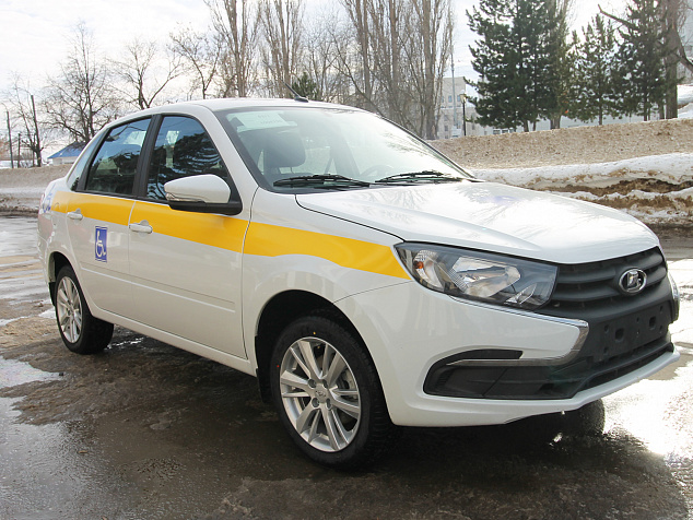 Автомобиль для инвалидов с ручным управлением на базе Lada Granta