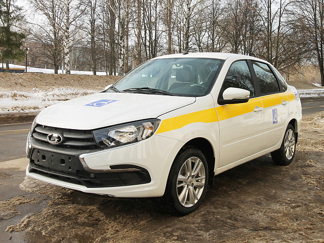 Автомобиль для инвалидов с ручным управлением на базе Lada Granta